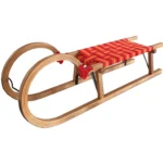 Ein traditioneller Holzschlitten mit geschwungenen Kufen und einem Sitz aus verflochtenen roten und orangefarbenen Gurten – perfekt für den Winterspaß. Finden Sie dieses klassische Design im Schlitten Store, Ihrer Anlaufstelle für hochwertige Schlitten, Rodel und Bobs.