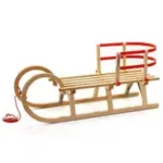 Ein klassischer Holzschlitten mit roten Akzenten, einem Lattensitz, gebogenen Kufen, Rückenlehne und einer roten Zugschnur – perfekt für Winterspaß aus der Schlitten Rodel & Bobs-Kollektion des Schlitten Store.